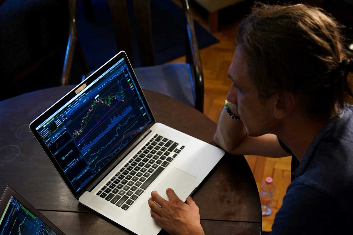 5 Essential Tips for Small Tech Startups to Overcome Initial Funding Hurdles
